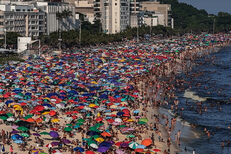 La spiaggia di Ipanema gremita a Rio