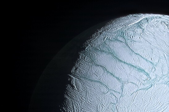 La superficie ghiacciata di Encelado solcata da strisce (fonte: Jason Major da Flickr)